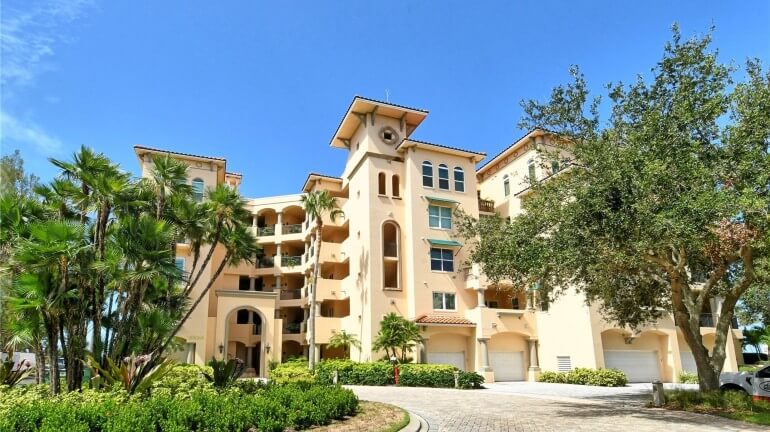 70 Lighthouse Point Road listing image by Reid Murphy